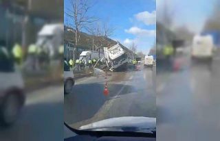 Buzlanma nedeniyle kontrolden çıkan tır refüje...