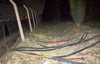 Çaldıkları 1 milyon liralık bakır kablo ile 2...