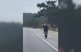 Çanakkale’de tek teker üzerinde giden motosikletliye...