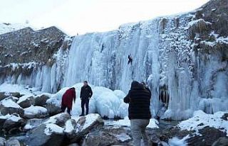 Çar Çayı Şelalesi buz sarkıtlarıyla göz kamaştırıyor