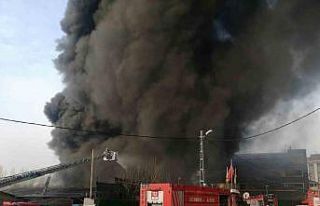 Çekmeköy’de lastik deposunda yangın çıktı