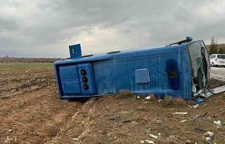 Cezaevi aracı devrildi, 14 kişi yaralandı