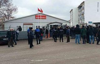 CHP Genel Başkanı Özel, deprem şehitliğini ziyaret...
