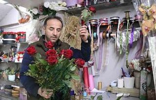Çiçekçilerin 14 Şubat mesaisi: Tek bir gül 150,...