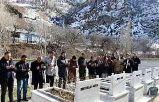 Çığ şehitleri mezarları başında anıldı