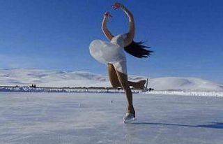 Çıldır Gölü’nün donan yüzeyinde milli sporculardan...