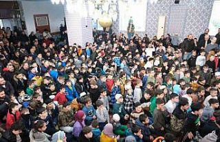 Çocuklar babalarıyla birlikte camide