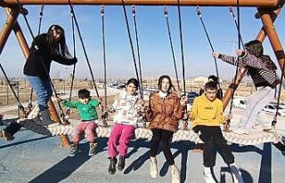 Çocuklar parklarda güneşli havanın tadını çıkardı