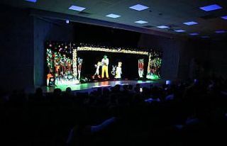 Çocukları eğlendiren tiyatro oyunu