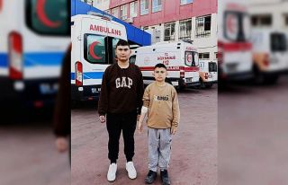 Çocuklarını ölümden saniyelerle kurtardı