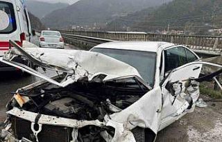 D-650’de otomobil bariyerlere çarptı: Yaşlı...