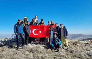 Dağcılar Kırşehir zirvelerinde Türk Bayrağı...