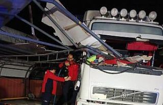 Demir korkuluk tırın şoför kabinine saplandı,...