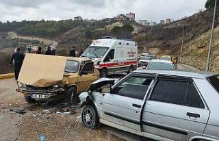 Demirci’de iki otomobil çarpıştı: 3 kişi yaralandı