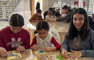 Demirözülü çocuklar kum boyama etkinliğinde bir...