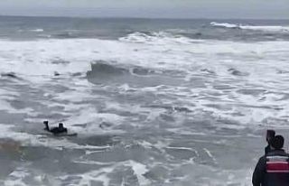 Denizde sörf yapmak isteyen 2 arkadaş boğulma tehlikesi...