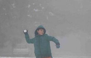 Denizli’de soğuyan havayla birlikte kar yağışı...