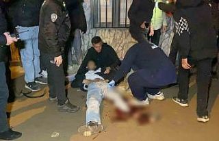 Deprem anma törenine katılmak isteyen gençler bıçaklı...