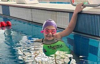 Depremde ayaklarını kaybeden Medine, yüzerek yaşama...