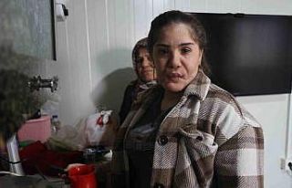 Depremde enkazdan yaralı olarak çıkarılan genç...