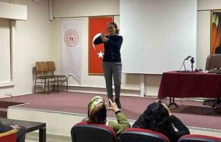 Depremden sonra geldiği Eskişehir’de işaret dili...