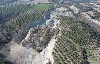 Depremin büyüklüğünü gösteren tarladaki devasa...