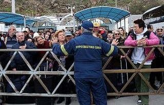 Depremlerin vurduğu Santorini Adası’ndan 11 bin...