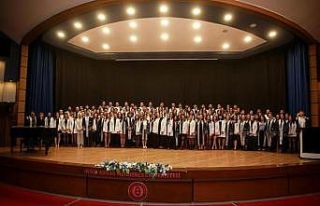 Diş Hekimliği Fakültesi öğrencileri beyaz önlük...