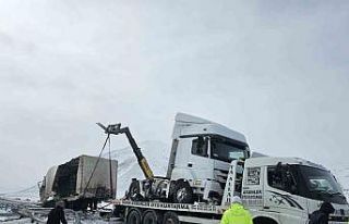 Doğubayazıt-Iğdır kara yolunda cam yüklü tır...