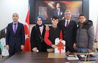 Doğubayazıt’ta başarılı öğrenciye ödül...