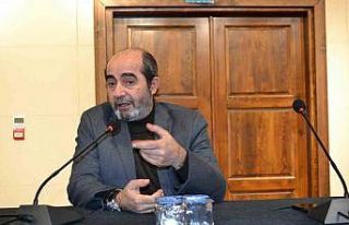 Dr. Öğretim Üyesi Ömer Demirbağ, öğrencilere...