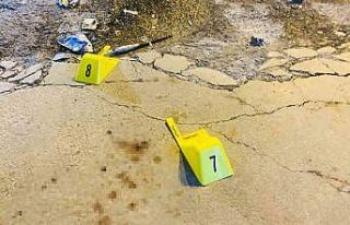 Düğün salonu önünde silahlı ve bıçaklı kavga:...