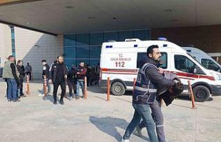 ‘Dur’ ihtarına uymayıp polise çarptı.. Polisin...