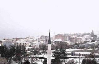 Dursunbey ilçesi beyaza büründü