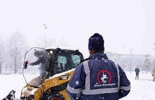 Düzce Belediyesi karla mücadeleye gece başladı