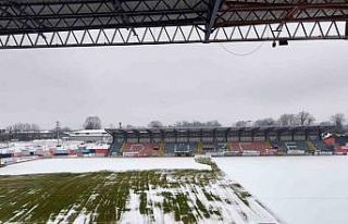 Düzce Şıralık Şehir stadı kardan temizleniyor