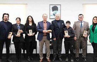 Edebiyatın usta kalemi şarkılarla, türkülerle,...