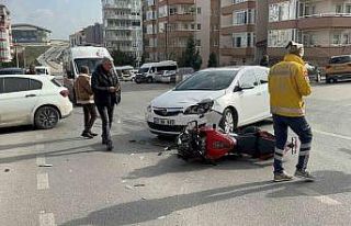 Edirne’de otomobille çarpışan motosikletli yarandı