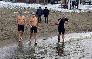 Eksi 3 derecede İznik Gölü’ne girdiler