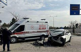 Elazığ’da ambulans ile otomobil çarpıştı:...