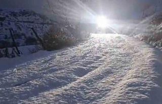 Elazığ’da aracı ile karda mahsur kalan vatandaş...