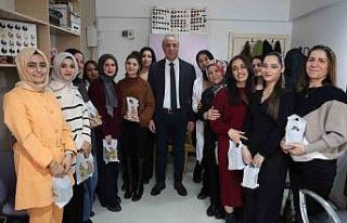 Elazığ’da kursiyer kadınlara hediye verildi