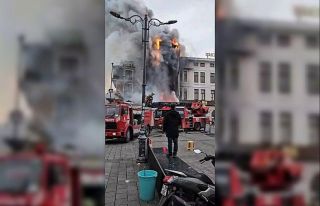 Eminönü Meydanı’nda bulunan binanın dış cephesinde...