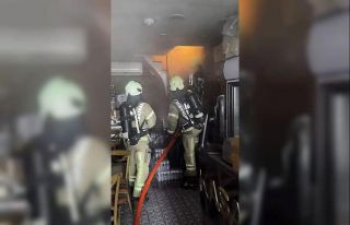 Eminönü’nde alev alev yanan restoranın içi görüntülendi