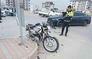 Ereğli’de otomobil ile motosiklet çarpıştı:...