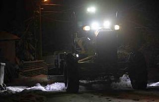 Erenler Belediyesi ekipleri kar küreme ve tuzlama...