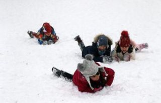Erzincan güne kar yağışıyla uyandı, çocuklar...
