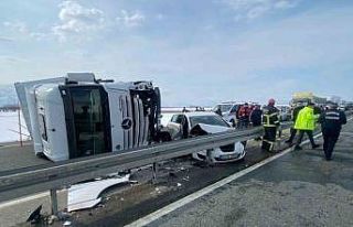 Erzincan’da tır ile otomobil çarpıştı: 3 yaralı