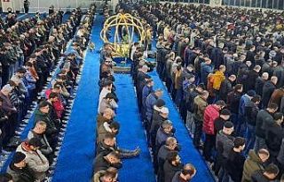 Erzincanlılar Berat Kandilinde camileri doldurdu