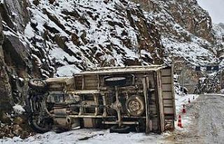Erzurum’da kamyonet kayalıklara çarptı: 1 yaralı